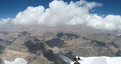 Pik Karla Marxe (6734 m) - z vrcholu na sever