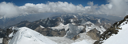 Pik Karla Marxe (6734 m) - z vrcholu na zpad
